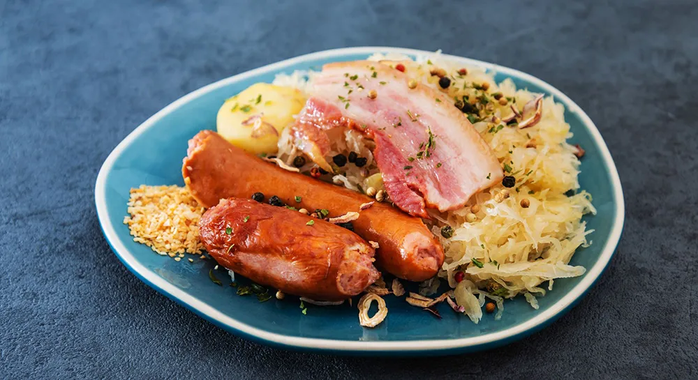 Dưa cải muối ăn kèm thịt