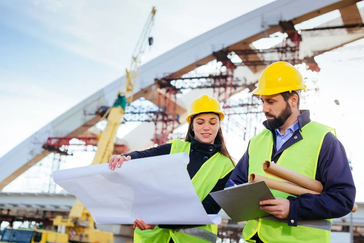 DU HỌC NGHỀ ĐỨC NGÀNH XÂY DỰNG CÙNG CÔNG TY DU HỌC ĐỨC TỐNG VŨ PHƯƠNG

CÔNG VIỆC CỦA MỘT KỸ THUẬT VIÊN XÂY DỰNG TẠI ĐỨC

Sau khi hoàn thành chương trình đào tạo nghề ngành Xây dựng tại Đức, bạn sẽ có cơ hội làm việc tại nhiều lĩnh vực khác nhau, từ công trường xây dựng, nhà máy sản xuất vật liệu đến các công ty thiết kế, giám sát và quản lý công trình. Một số công việc cụ thể bao gồm:

Thực hiện thi công công trình: Lắp đặt, sửa chữa và bảo trì các công trình xây dựng dân dụng và công nghiệp.
Giám sát công trình: Đảm bảo tiến độ, chất lượng công trình theo yêu cầu kỹ thuật.
Vận hành máy móc xây dựng: Sử dụng các thiết bị hiện đại phục vụ công việc xây dựng.
Thiết kế và lập kế hoạch thi công: Hỗ trợ kỹ sư trong việc tính toán, lập bản vẽ và dự toán công trình.
Kiểm tra chất lượng vật liệu: Đảm bảo các vật liệu xây dựng đạt tiêu chuẩn chất lượng theo quy định của Đức.

LỢI ÍCH KHI DU HỌC NGHỀ NGÀNH XÂY DỰNG TẠI ĐỨC

1. MIỄN 100% HỌC PHÍ, KHÔNG CẦN CHỨNG MINH TÀI CHÍNH

Chương trình du học nghề ngành Xây dựng tại Đức không yêu cầu học viên phải đóng học phí, giúp bạn tiết kiệm một khoản chi phí lớn. Hơn thế nữa, bạn cũng không cần chứng minh tài chính khi làm hồ sơ du học, giúp quá trình đăng ký trở nên dễ dàng hơn.

2. VỪA HỌC VỪA LÀM, NHẬN LƯƠNG CAO NGAY TRONG THỜI GIAN ĐÀO TẠO

Năm 1: Mức lương thực tập từ 1050 - 1150 euro/tháng.
Năm 2: Mức lương tăng lên từ 1200 - 1300 euro/tháng.
Năm 3: Thu nhập có thể đạt 1400 - 1600 euro/tháng.

Đây là một lợi thế lớn giúp bạn có thể trang trải chi phí sinh hoạt mà không cần hỗ trợ tài chính từ gia đình.

3. CƠ HỘI VIỆC LÀM NGAY SAU KHI TỐT NGHIỆP

Sau khi hoàn thành chương trình đào tạo, bạn có thể tìm được việc làm ngay với mức lương khởi điểm từ 2500 - 3000 euro/tháng (tương đương khoảng 67 - 80 triệu đồng). Nếu tích lũy đủ kinh nghiệm, thu nhập của bạn có thể tăng lên mức 4000 - 5000 euro/tháng, tạo cơ hội tài chính ổn định và vững chắc cho tương lai.

4. CƠ HỘI ĐỊNH CƯ DÀI HẠN TẠI ĐỨC

Chính sách định cư tại Đức dành cho lao động lành nghề ngày càng cởi mở. Với hơn 5 năm sinh sống và làm việc tại Đức, bạn hoàn toàn có thể xin cấp thẻ cư trú dài hạn, mở ra cơ hội định cư vĩnh viễn tại một trong những quốc gia phát triển hàng đầu châu Âu.

ĐIỀU KIỆN ĐỂ THAM GIA CHƯƠNG TRÌNH DU HỌC NGHỀ NGÀNH XÂY DỰNG TẠI ĐỨC

Nếu bạn muốn theo đuổi ngành Xây dựng tại Đức, hãy đảm bảo rằng bạn đáp ứng các điều kiện sau:

Độ tuổi từ 18 - 35.
Có bằng THPT.
Đạt trình độ tiếng Đức B1.
Sức khỏe tốt, không mắc các bệnh truyền nhiễm hoặc các bệnh về gan, phổi.
Có tinh thần trách nhiệm, cẩn thận, kiên trì và yêu thích công việc xây dựng.

DU HỌC NGHỀ NGÀNH XÂY DỰNG CÙNG CÔNG TY DU HỌC ĐỨC TỐNG VŨ PHƯƠNG

Công ty Du học Đức Tống Vũ Phương tự hào là đơn vị tư vấn du học nghề uy tín với nhiều năm kinh nghiệm trong lĩnh vực tư vấn và hỗ trợ du học sinh. Khi đăng ký chương trình du học nghề ngành Xây dựng tại Đức thông qua công ty, bạn sẽ nhận được:

Hỗ trợ hồ sơ du học từ A - Z: Đảm bảo quy trình đăng ký nhanh chóng, chính xác.
Hướng dẫn học tiếng Đức bài bản: Các lớp học từ trình độ A1 đến B1 giúp bạn đạt yêu cầu ngôn ngữ trong thời gian ngắn nhất.
Hỗ trợ tìm việc làm sau tốt nghiệp: Kết nối với các công ty xây dựng lớn tại Đức để đảm bảo bạn có việc làm ngay sau khi hoàn thành chương trình.
Đồng hành cùng du học sinh trong suốt quá trình học tập và làm việc tại Đức, giúp bạn ổn định cuộc sống và hòa nhập nhanh chóng.

Với những lợi ích vượt trội và cơ hội phát triển rộng mở, du học nghề ngành Xây dựng tại Đức chính là lựa chọn tuyệt vời dành cho những ai yêu thích công việc xây dựng và mong muốn phát triển sự nghiệp tại một đất nước tiên tiến. Hãy để Công ty Du học Đức Tống Vũ Phương đồng hành cùng bạn trên hành trình chinh phục ước mơ du học nghề tại Đức!